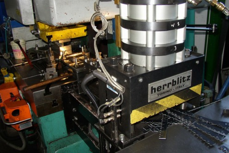 Stroje a zariadenia / Výstredníkové lisy - foto Stroje a zariadenia / Výstredníkové lisy - foto