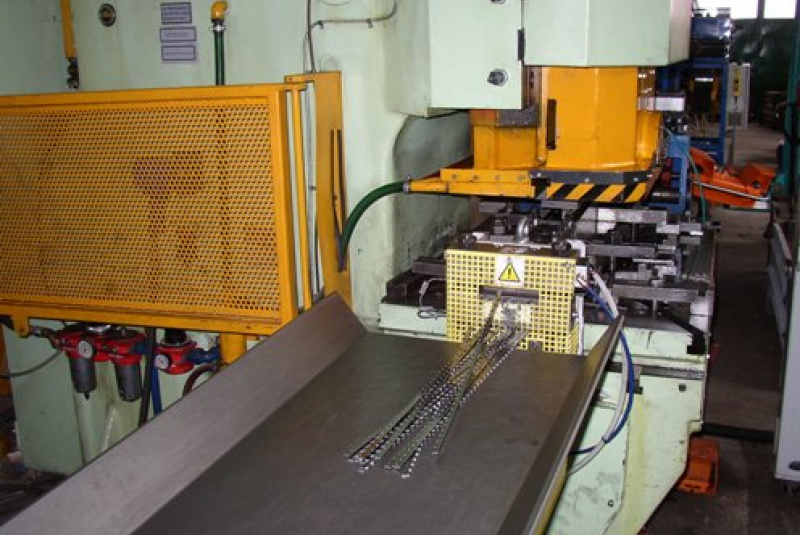 Stroje a zariadenia / Výstredníkové lisy - foto Stroje a zariadenia / Výstredníkové lisy - foto