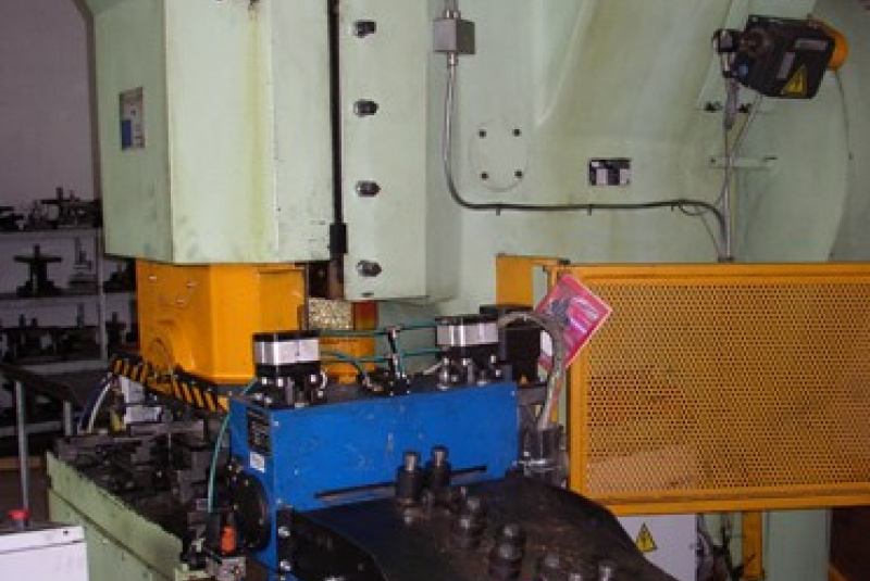 Stroje a zariadenia / Výstredníkové lisy - foto Stroje a zariadenia / Výstredníkové lisy - foto